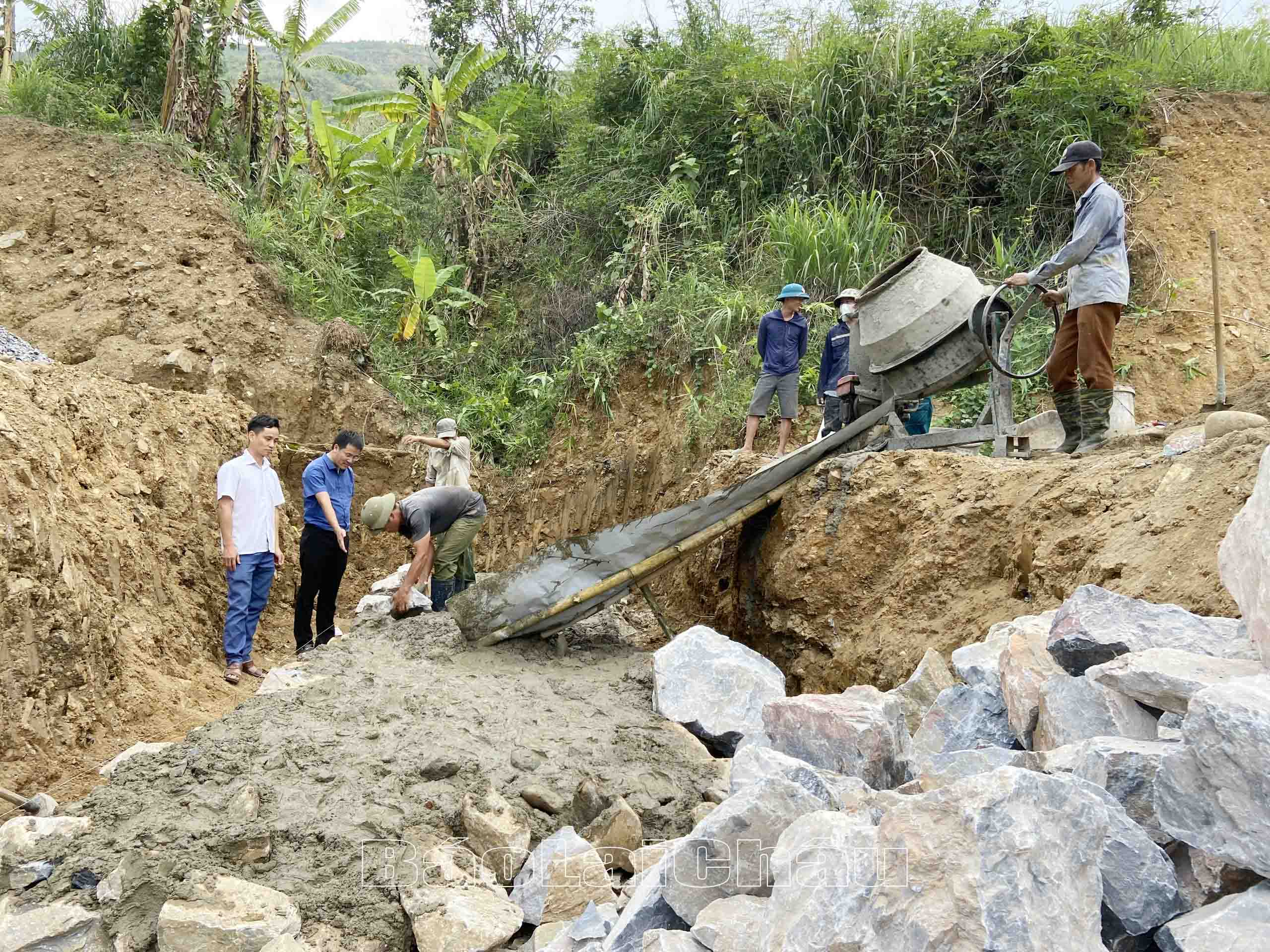 Đại diện đơn vị thi công (Công ty Cổ phần bảo trì đường bộ 1 Lai Châu) cùng viên chức Ban Quản lý dự án huyện Phong Thổ thường xuyên có mặt đôn đốc, gám sát thi công đường từ Bản Lang 2 đến khu sản xuất Vàng Y Chí và bản Sàng Giang (xã Bản Lang). 